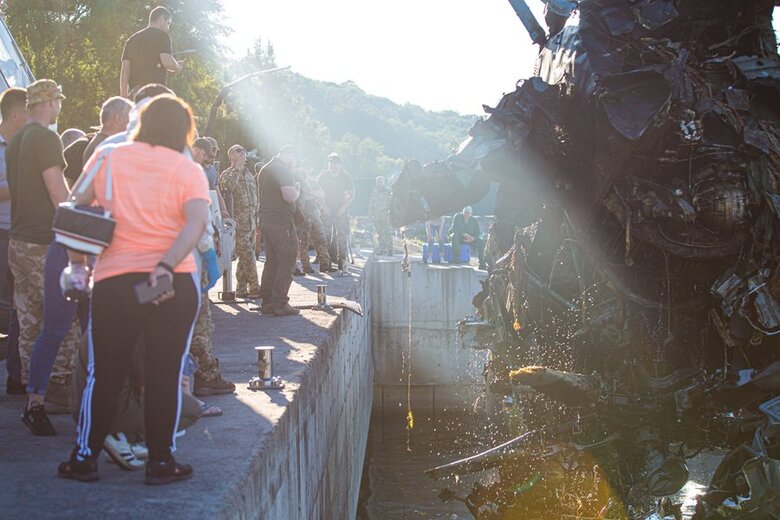 Еще один сбитый российский вертолет достали со дна Киевского водохранилища 02 Еще один сбитый российский вертолет достали со дна Киевского водохранилища 02