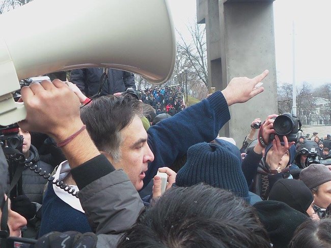 Supporters release Saakashvili from paddy wagon 11