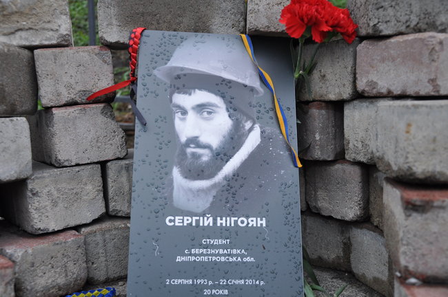 Поминальный молебен прошел на аллее Героев Небесной Сотни в Киеве 35