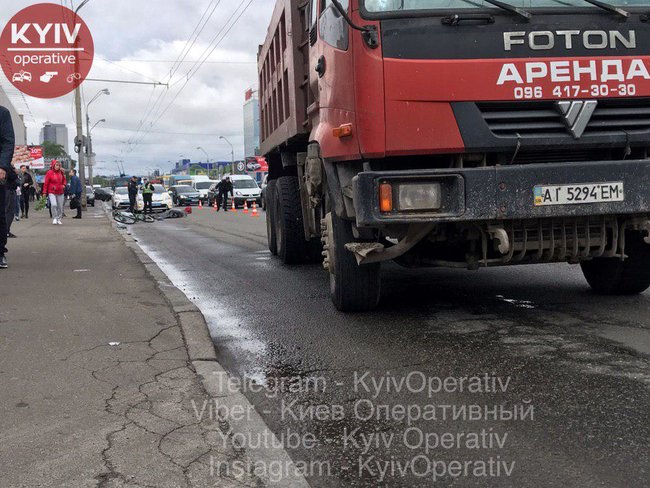 Вантажівка збила на смерть велосипедиста на проспекті Бандери в Києві 02