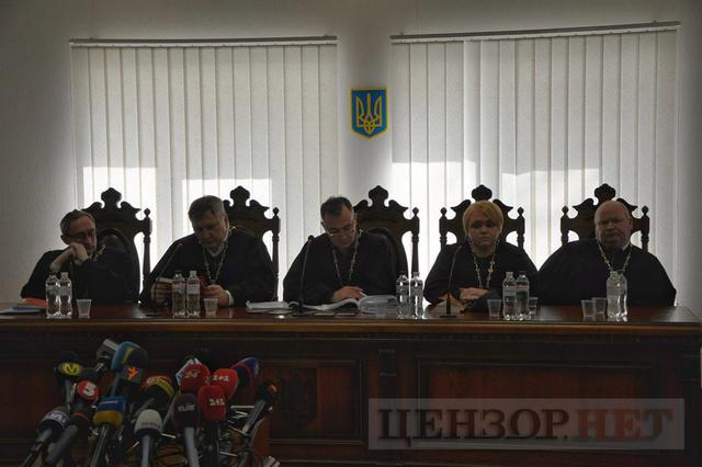 Вимагаємо реальної застави і #РомаЗдайПєтю, - активісти пікетують суд, який розглядає апеляцію на запобіжний захід Насірову 18