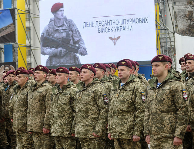 День десантника: церемония замены синих беретов, вручение флага десантно-штурмовых войск и присяга воинов ДШВ на Михайловской площади в Киеве 15