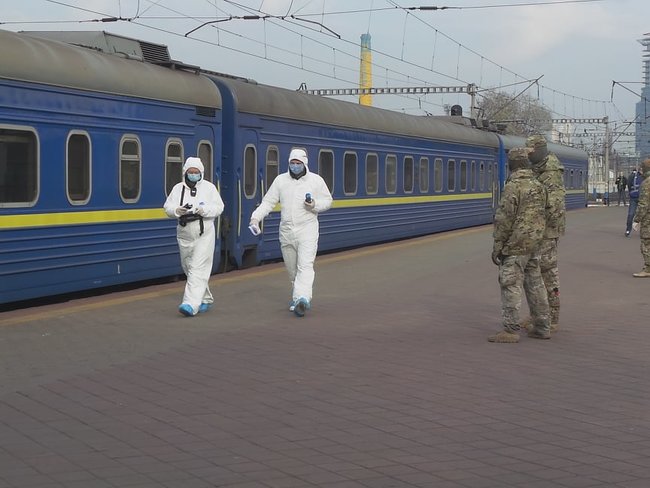 Спецпоїзд Москва-Київ привіз українців на Батьківщину 09