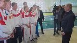 Зеленський в аеропорту зі звільненими полоненими і Путін біля басейну зі спортсменами: як відбувався великий обмін в Україні та РФ. ВIДЕО