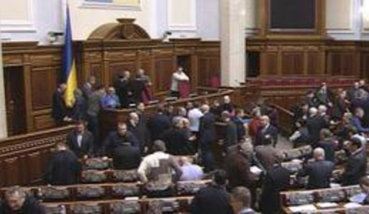 Рада приняла закон об амнистии авторства "регионала" Мирошниченко. Оппозиция не голосовала. ВИДЕО