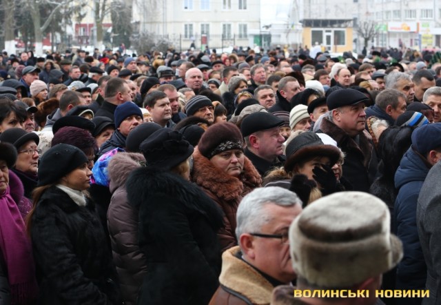 Сотні людей прийшли попрощатися з мером Луцька Романюком 22