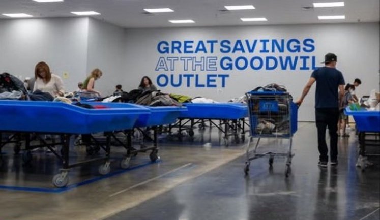 Наслідки війни з Іраном: американці масово скуповують секонд-хенд