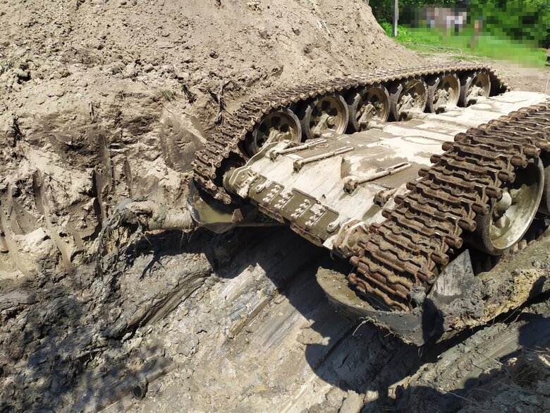 На Чернігівщині з річки витягли танки з законсервованими окупантами 08