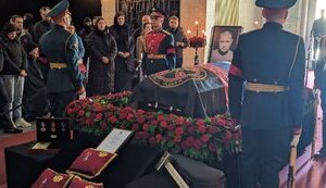 Поруч з труною російського пропагандиста Татарського поклали символ "вагнерівців" - кувалду. ФОТО