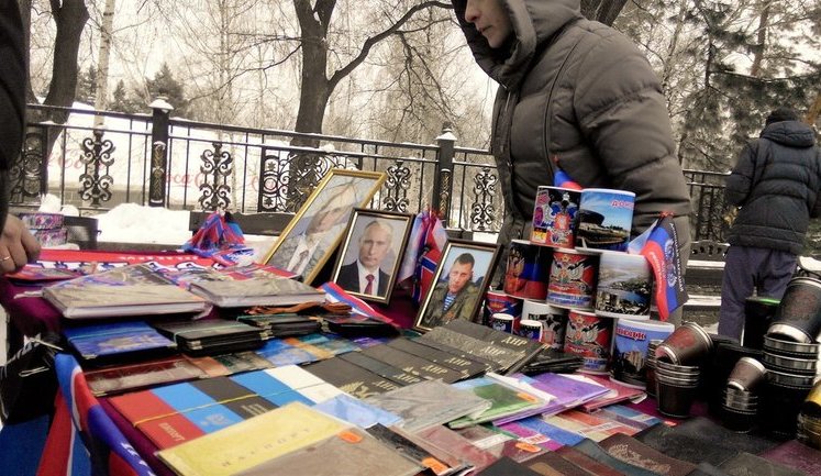 Putin's and Zakharchenko's portraits sold at Christmas fair in occupied Donetsk city. PHOTOS