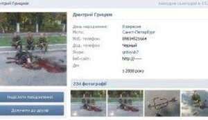 Russian paratrooper from St. Petersburg poses for photos against dead body of Ukrainian soldier in Shakhtarsk. PHOTO