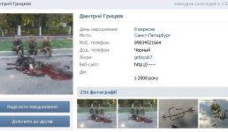 Russian paratrooper from St. Petersburg poses for photos against dead body of Ukrainian soldier in Shakhtarsk. PHOTO