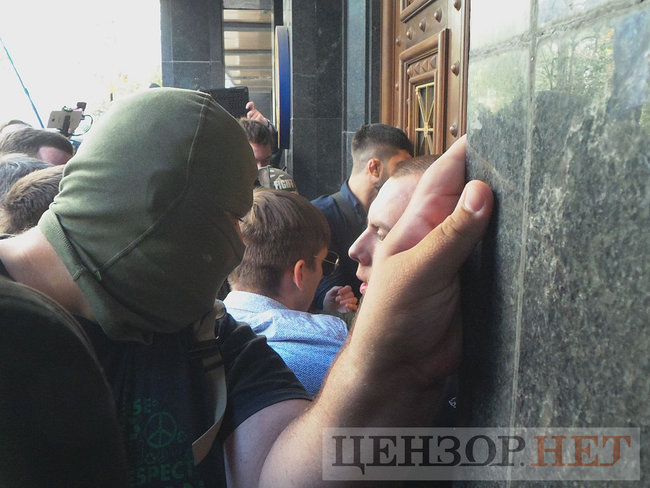 Під час мітингу під ГПУ проти екстрадиції в РФ Тумгоєва сталися сутички: мітингувальники бють вікна, їх у відповідь поливають водою зі шлангів 08