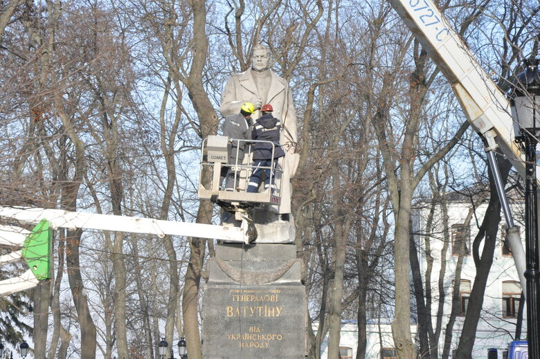 Пам’ятник радянському генералу Ватутіну демонтували у Києві 16