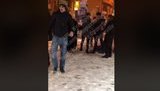 У центрі Києва біля ТЦ "Арена Сіті" гурт підлітків ногами добивав лежачого чоловіка. ВIДЕО