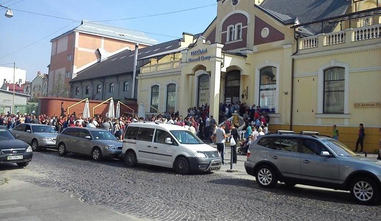 Величезна черга за візами у Львові: "Достатньо позбавити людей можливості заробити собі на хліб". ФОТО дня