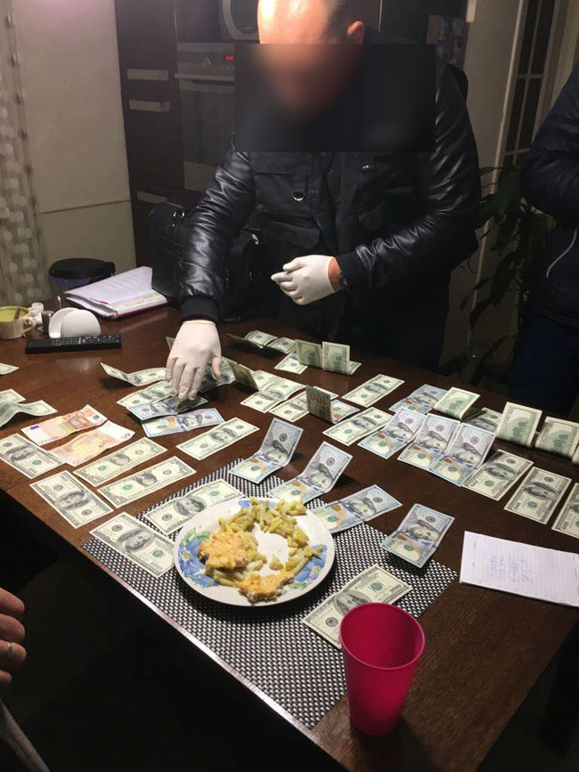 Law enforcers nab Odesa region-based court chairperson for obtaining $6,000 by fraud, - PGO 03