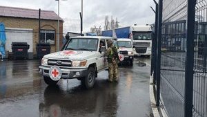 За неделю в ОРДЛО направили 14 грузовиков "гуманитарки"