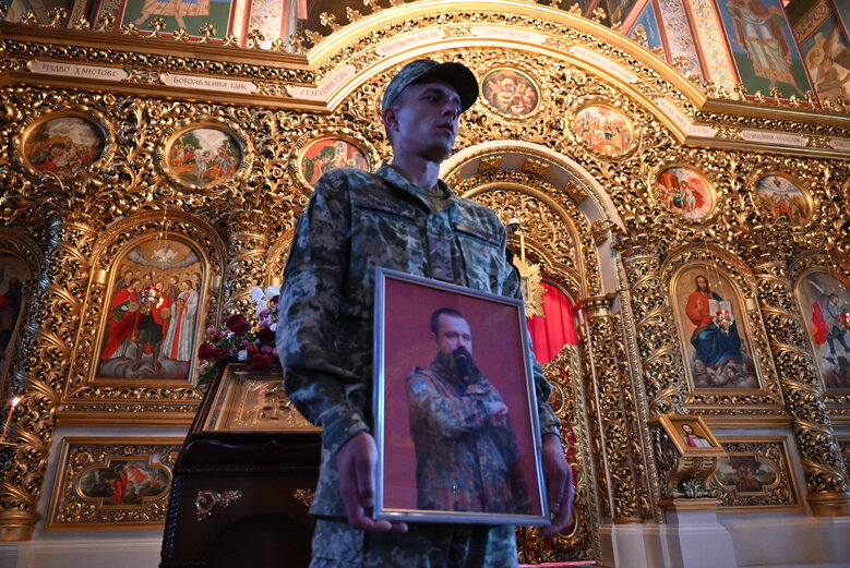 С погибшим воином Андреем Веремиенко простились в Киеве 33