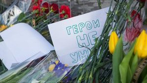 "Russia, wake up! Nemtsov was killed by Putin's regime!" – Ukrainians brought flowers to Russian Embassy in Kyiv. PHOTOS