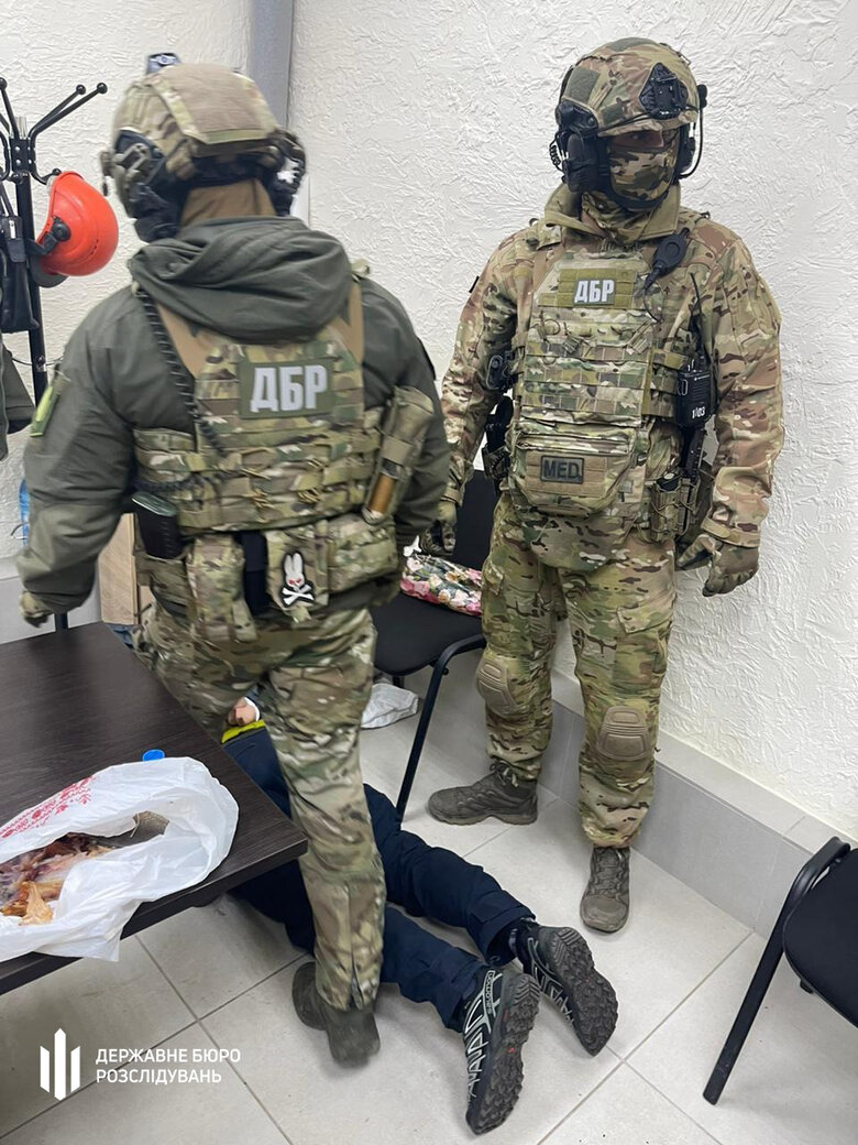 Посадовці на Одещині брали хабарі від експортерів зернового коридору, - ДБР 01 Посадовці на Одещині брали хабарі від експортерів зернового коридору, - ДБР 01