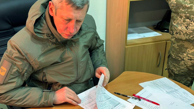Віталій Половенко перевіряє продукти на складах в/ч 03