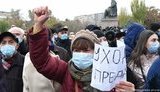 Близько 20 тисяч людей вийшли на мітинг у столиці Вірменії Єревані, вимагають негайної відставки прем