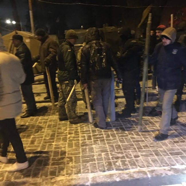 Полиция пыталась найти Саакашвили в лагере под ВР: произошли столкновения 02