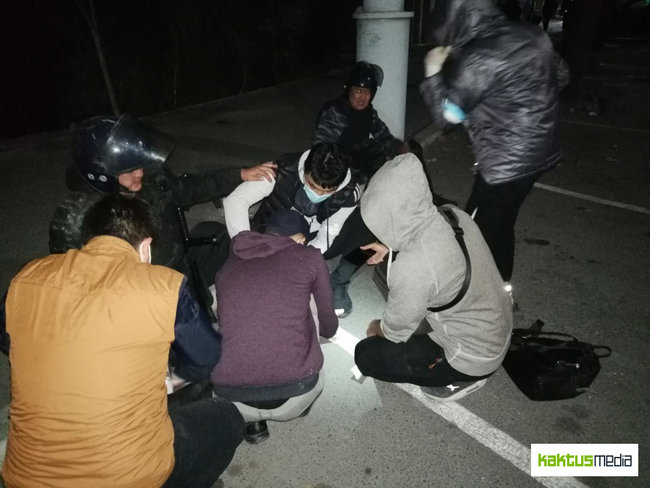 Полиция разогнала акцию протеста в Бишкеке, есть раненые 10