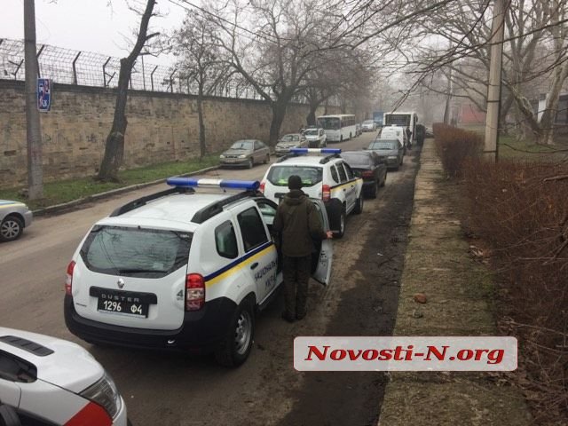 Мітинг за відставку губернатора Савченка в Миколаєві: будівлю облради охороняють сотні силовиків, азовці пройшли всередину, почалися сутички 02
