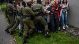Революция в Беларуси: кадры задержания силовиками женщин, вышедших на протесты. ФОТОрепортаж