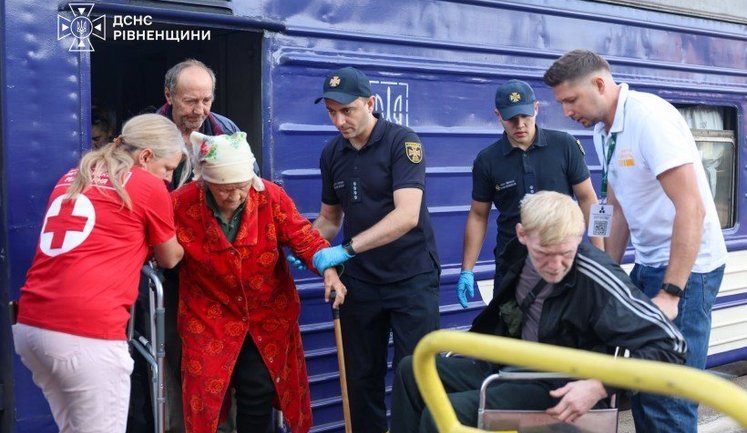 З початку вересня з Донеччини виїхали майже 11 тисяч людей, понад 4 тисячі дітей залишаються в області, - ОВА