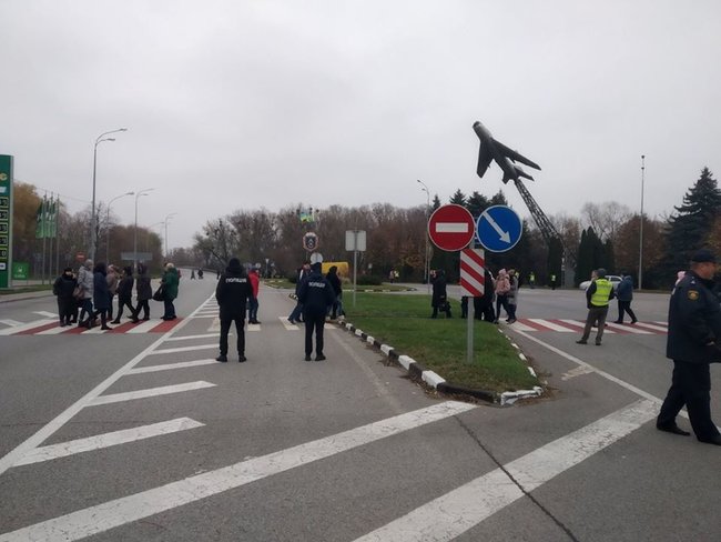 Медики-страйкарі перекрили трасу Київ-Чоп на вїзді в Дубно 02