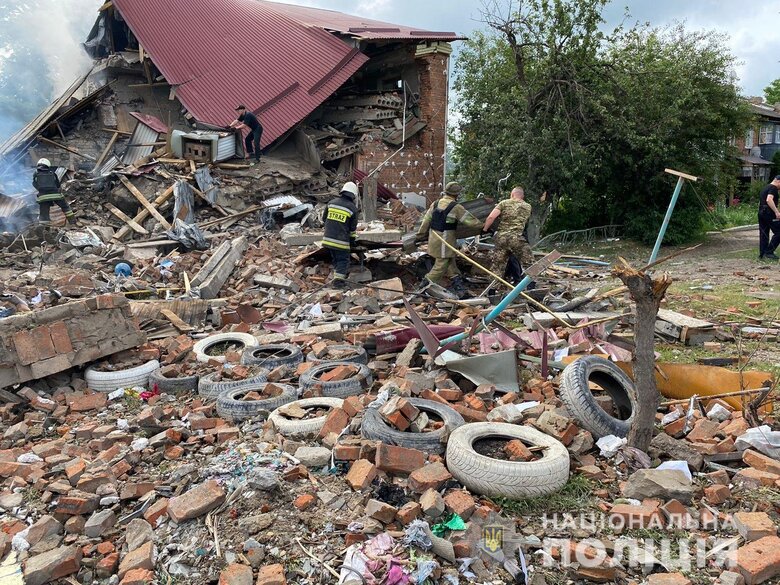 Последствия попадания российской ракеты в жилой дом в Золочеве Харьковской области 05 Последствия попадания российской ракеты в жилой дом в Золочеве Харьковской области 05