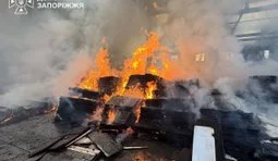 Загиблий та двоє постраждалих через пожежу на складі: Росіяни атакували Запорізьку область. ФОТОрепортаж