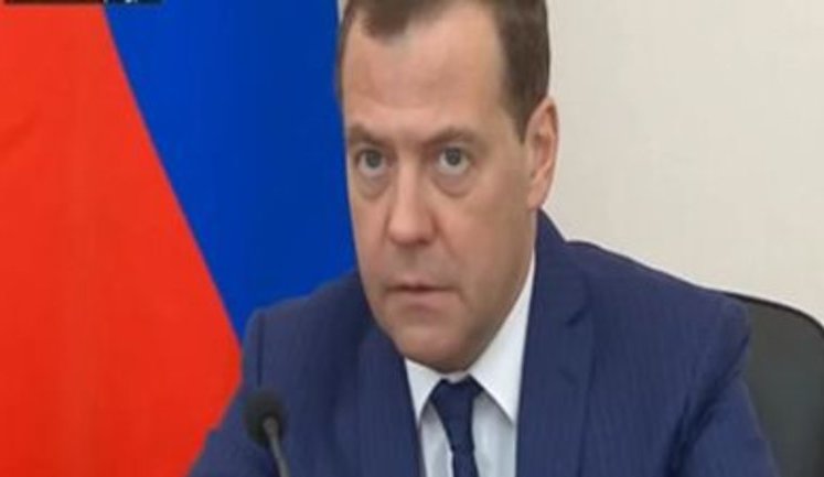 Медведєв пояснив "емоціями" падіння російських ринків через останні санкції США: "Економіка - взагалі емоційна історія"