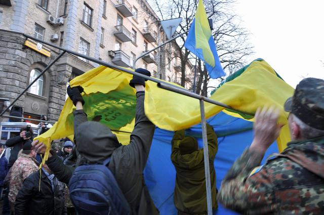Donbas blockade supporters put up tent near Presidential Administration 12