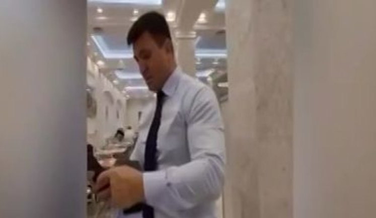 "Колю, ти хворий чи ідіот?" - "слуги народу" Тищенко і Куницький побилися в їдальні Верховної Ради. ВIДЕО