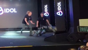 В Москве первый российский робот с ИИ упал во время презентации. ВИДЕО