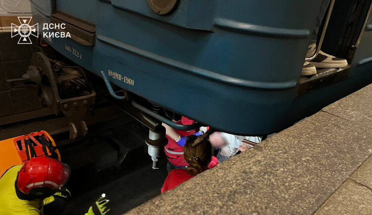 In Kyiv, man was hit by train at Universytet station: his legs were trapped. PHOTOS (updated)