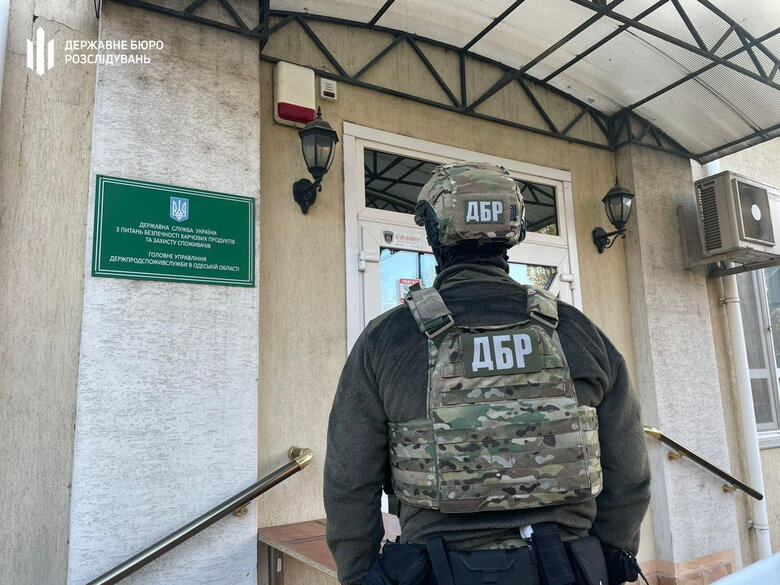 Посадовці на Одещині брали хабарі від експортерів зернового коридору, - ДБР 05 Посадовці на Одещині брали хабарі від експортерів зернового коридору, - ДБР 05