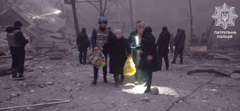 Разрушения, горящие автомобили, крики людей из-под завалов: Патрульная полиция показала кадры первых минут после ракетного удара по Днепру 06 Разрушения, горящие автомобили, крики людей из-под завалов: Патрульная полиция показала кадры первых минут после ракетного удара по Днепру 06