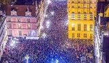 Тисячі поляків вийшли на вулиці, щоб ушанувати пам