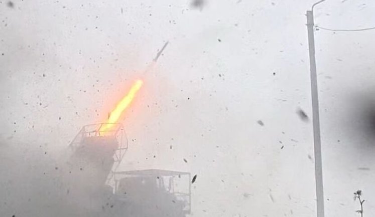 Артилеристи 24-ї ОМБр показали "пакетну" роботу БМ-21 "Град" на Часовоярському напрямку. ВIДЕО