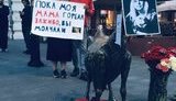 "Пока моя мама горела заживо, вы молчали". Дочь журналистки Ирины Славиной, совершившей самосожжение, вышла на пикет в центре Нижнего Новгорода. ФОТО ДНЯ
