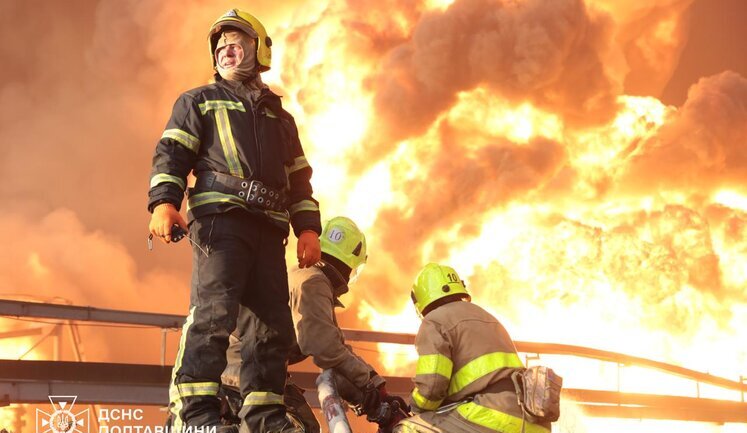Другий день на Полтавщині гасять пожежу, що виникла внаслідок обстрілу РФ. ФОТОрепортаж