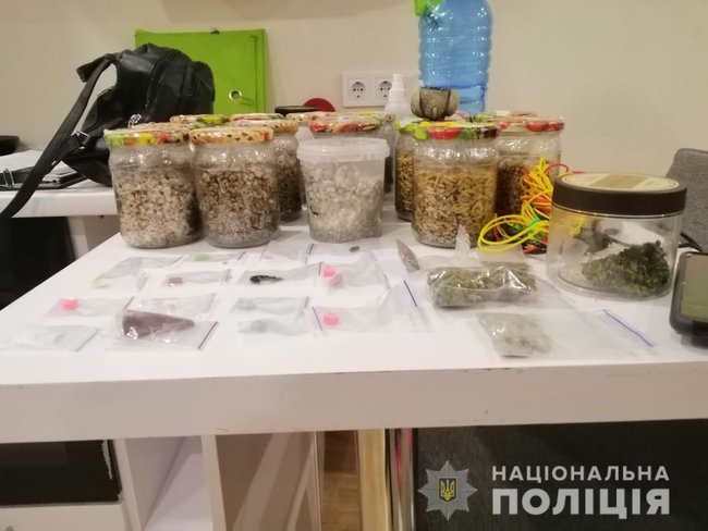 Девушка и ее сожитель выращивали марихуану на конспиративных квартирах и продавали жителям столицы, - полиция 04