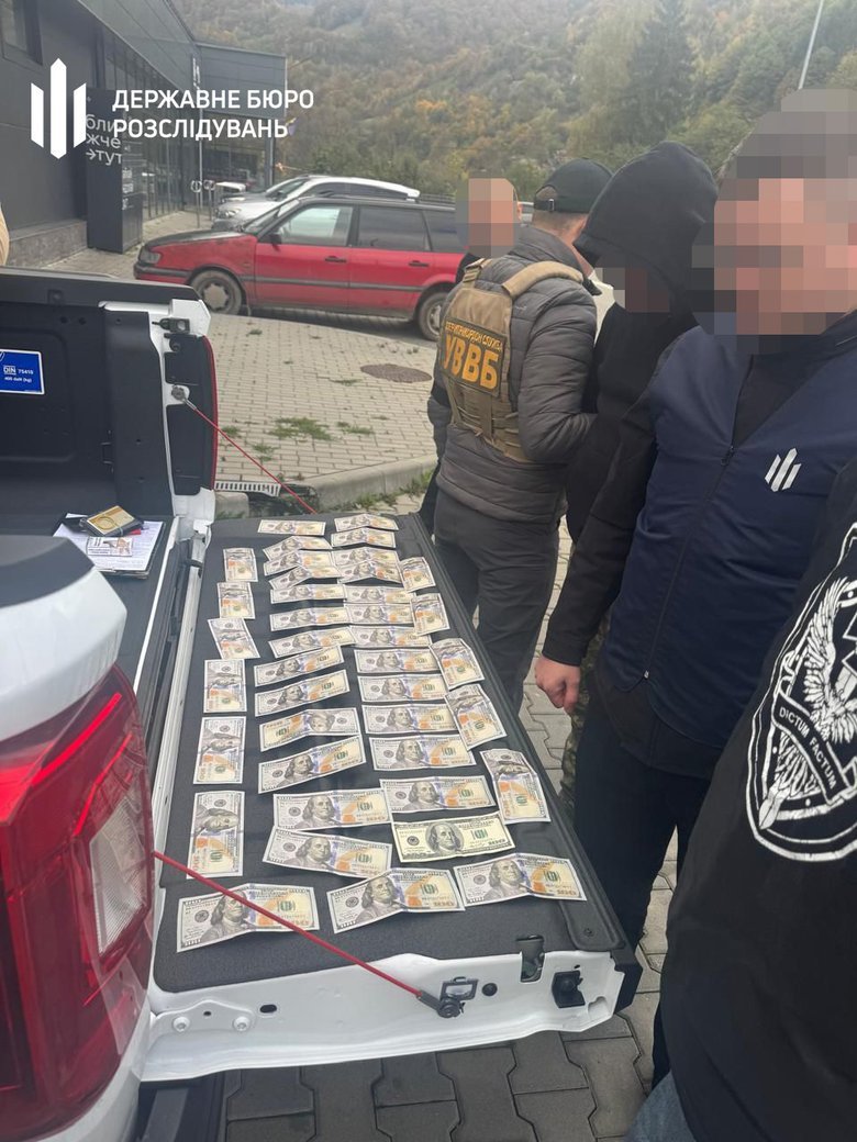 ДБР затримало прикордонника на Закарпатті під час отримання $4 тис. хабаря