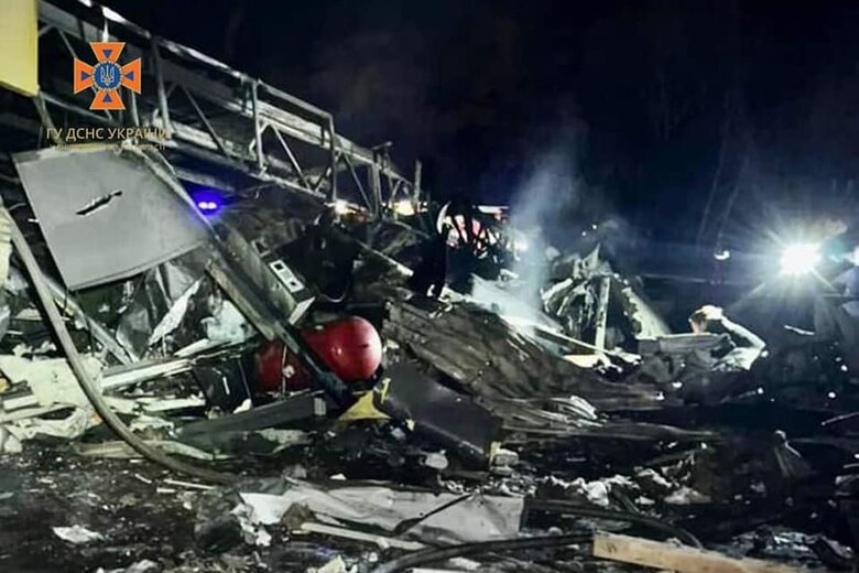 Missile attack on Dnipro: fire at gas station extinguished 01