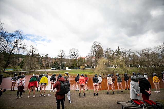 У Вільнюсі біля посольства РФ відбулась акція проти зґвалтувань та знущань російських окупантів в Україні 01